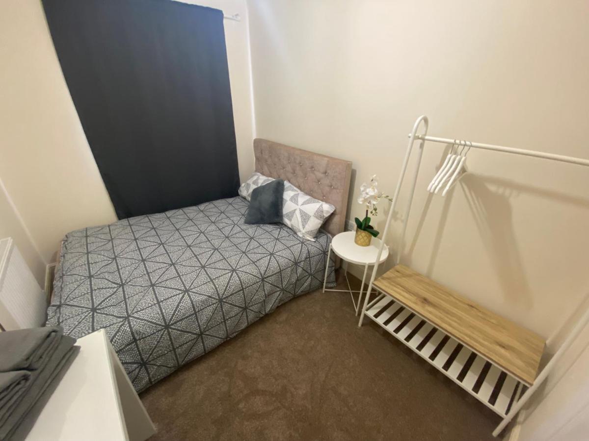 Private House With Free Park For Group Near Wembley Station Villa London Exterior photo