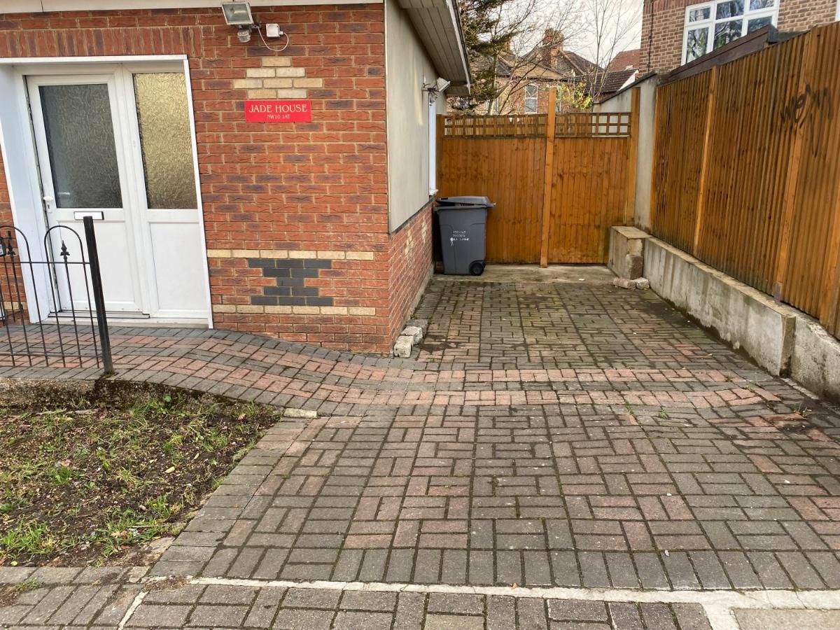 Private House With Free Park For Group Near Wembley Station Villa London Exterior photo